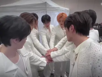 forever ot10 🖤  #treasure #yg #hyunsuk #jihoon #yoshi #junkyu #jaehyuk #asahi #doyoung #haruto #jeongwoo #junghwan #yellow #pleasure #treasureustour2025 #fyp #foryou #trending #beranda 