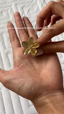 I swear they’re so pretty 😍  #ringset #ring #beachaccessories #summeraccessories 