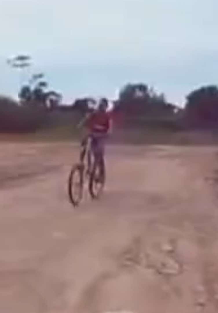 #soyunpirata #caidasgraciosas #caida #fyppppppppppppppppppppppp #ayuda #risas😂😂😂 #clips #niño #bicicleta #viraliza #viral_video #ayuda #fyp 