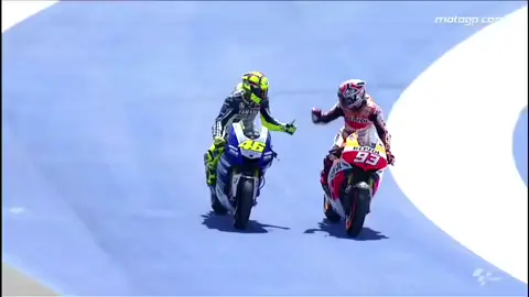 SEBELUM 2015 hubungan Rossi Dan Marquez sangat baik bahkan Rossi pernah membawa Marq ke camp vr46 buat latihan motocross,tapi semua itu berubah semenjak musim 2015#93#46#valentinorossi#marqmarquez#fypppppp 