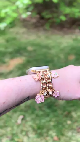 I’m such a rose gold girlie as soon as I saw it, I knew I needed it. It comes with eight pre attached charms and eight rhinestones. it’s super cute. #applewatch #jewlery #tiktokshop #imobsessed 