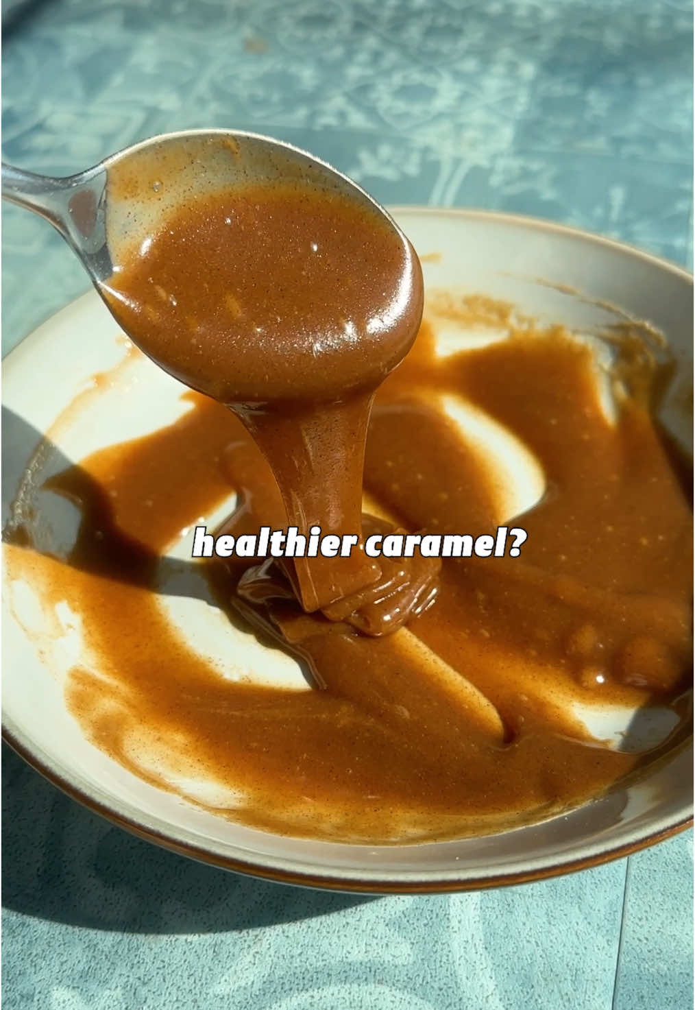 HEALTHIER NUT CARAMEL?!🥹 (Werbung/Ad) Actually I’d prefer this over regular caramel… it has this nutty, delicious touch! 🤭  RECIPE (prep time: 5mins): -3 Tbsp nut butter (I used hazelnut butter) -3 Tbsp maple syrup  -a pinch of salt Stir well until caramel-y and use like caramel. It’ll last in the fridge up to 1 week (but it’ll be gone quicker hehe 😝). - GESÜNDERES NUSSKARAMELL?!🥹 (Werbung/Ad) Eigentlich mag ich das sogar mehr als normales Karamell mit dieser nussigen Note! 🤭 REZEPT (Zubereitungszeit: 5 Min.): - 3 EL Nussmus (ich habe Haselnussmus verwendet) - 3 EL Ahornsirup - 1 Prise Salz Gut umrühren, bis die Masse karamellartig ist, und wie Karamell verwenden. Im Kühlschrank hält es sich bis zu einer Woche (ist aber schneller weg, hehe 😝). #easyveganrecipes #EasyRecipes #quickrecipes #quicksnacks #healthyrecipes 