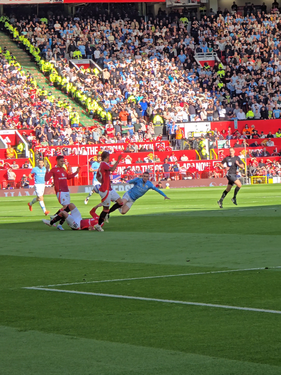 What a challenge by Casemiro on Foden #mufc #manchesterunited #casemiro #munmci @theacwolfofficial #dancechallenge 
