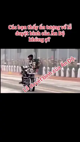 Màn trình diễn Motor của Quân nhân Quân đội Ấn Độ trong Lễ Duyệt binh Kỷ niệm 74 năm Ngày Cộng hoà. Các màn trình diễn như lái đôi, xếp chồng người lên nhau, vẫy cánh bay như chim đều được các tổ chiến sĩ biểu diễn hết sức kỹ thuật và điêu luyện. Các bạn có ấn tượng về lễ duyệt binh của Ấn Độ không? Nói thật, không phải ai cũng làm được như vậy đâu các bạn ạ. 