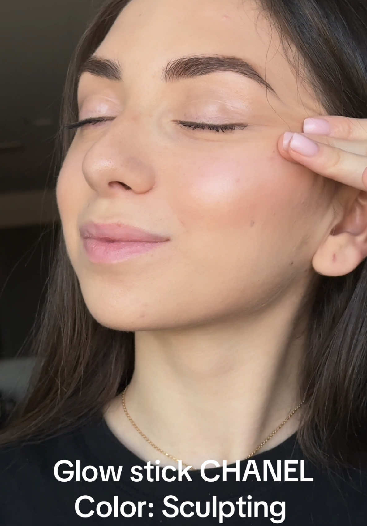 @chanel.beauty Chanel Baume Essentiel Sculpting (Glow Stick) is a very delicate highlighter stick with the effect of wet, radiant skin without large glitters. Sculpting color - universal transparent beige-pearl, suitable for almost all skin tones.