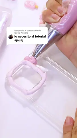 Respuesta a @Gisela Aguirre ⚡Estas fundas están por todas lados, son super virales ¿te gastaría un tutorial paso a paso?⬇️ Para hacerlas: ✅Use sellador acrlico que compre en una ferretería. ✅Al sellador lo teñí con pintura acrílica. ✅Coloque en una manga de papelería y aplique en la funca, momento super difícil. ✅Después de poner el sellador, aplique los charms o dijes que compre en mercado libre, búscalos como: charm de resina. ⏰Dejalo secar, y tene paciencia, porque me tardo como 3 días. ⬇️¿Que te parece? te animas a probar⬇️ 😅Me costo mucho la parte de la manga pero voy a seguir practicando 😅 #papeleriacreativa #rincondeideas #manualidades #candybar #emprendereneventos #scrap