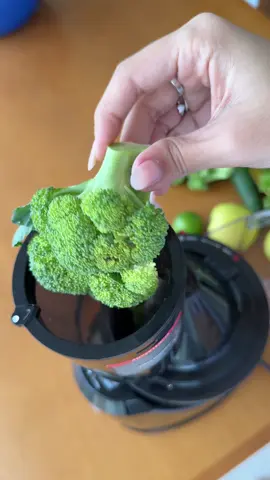ASMR de coisas que amassei hoje na minha slow juicer 😮‍💨 #asmr #sucoverde #slowjuicer #kuvings 