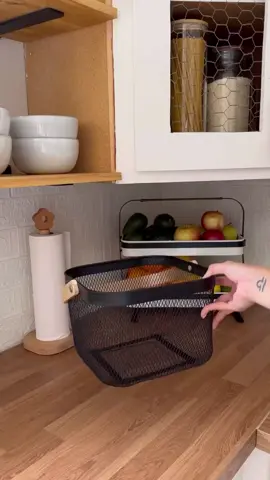 ✨️Esse cesto organizador com alça é o queridinho do momento!🫰 Perfeito pra usar como fruteira, organizar itens da cozinha ou até decorar a casa com estilo. Funcional, resistente e ainda dá um charme especial pro ambiente. Gostou? Comenta EU QUERO que te mando o link! ID:BGX-XBG-TQZ direto no app #organização #decoração #cozinhaorganizada #cestodecorativo #dicaútil #achadinhos #fruteira #organizaçãofacil #dicadecasa