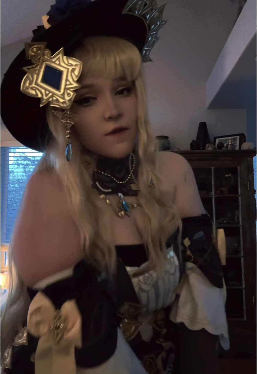 Don’t mind my dad in the back #naviagenshinimpact #naviacosplay #naviagenshin #naviagenshinimpactcosplay #fypシ #cosplay #fyp #viral #GenshinImpact #navia 