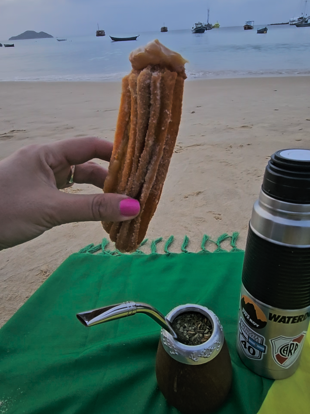 Alto churro brasilero, la verdad estaba rico!! El dulce de leche safa... #churro#buzios#brasil #dulcedeleche#playa#ruadaspedras 