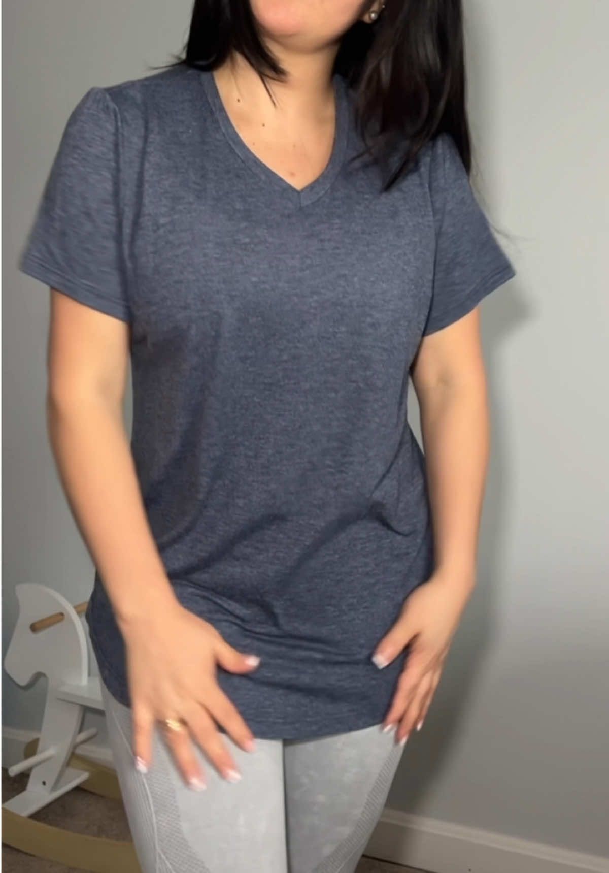 Camisetas perfectas con cuello en V @VILIGO #vnecktshirt #tshirt #casualstyle #womensfashion #giftsforher #TTSTasteMakers #tiktokmademebuyit  #vnecktshirt #vnecktops #pullovers #pulloversdemujer #shortsleeveshirt #curvedhemshirt #tiktokshopspringglowup