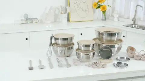 Stainless Steel Mixing Bowl Set with Lids – 26PCS, Graters, Non-Slip Base, Sizes 7 to 1QT