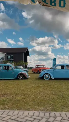 🤠 DUELO SOBRE RODAS! 🚗💨 No velho oeste de Entre Rios… dois fuscas se encaram no calor da poeira e do ronco dos motores. Quem vence? Todo mundo que vier pro evento! 😎 📆 FALTA 1 SEMANA pro 4° Encontro de Carros Antigos Entre Rios! 🗓 Dia 13 de abril | ⏰ A partir das 9h 📍 Centro de Eventos Agrária – Guarapuava 🎟 ENTRADA GRATUITA para visitantes! 📣 Marque os amigos e venha viver esse duelo de emoções, nostalgia e motores apaixonantes!