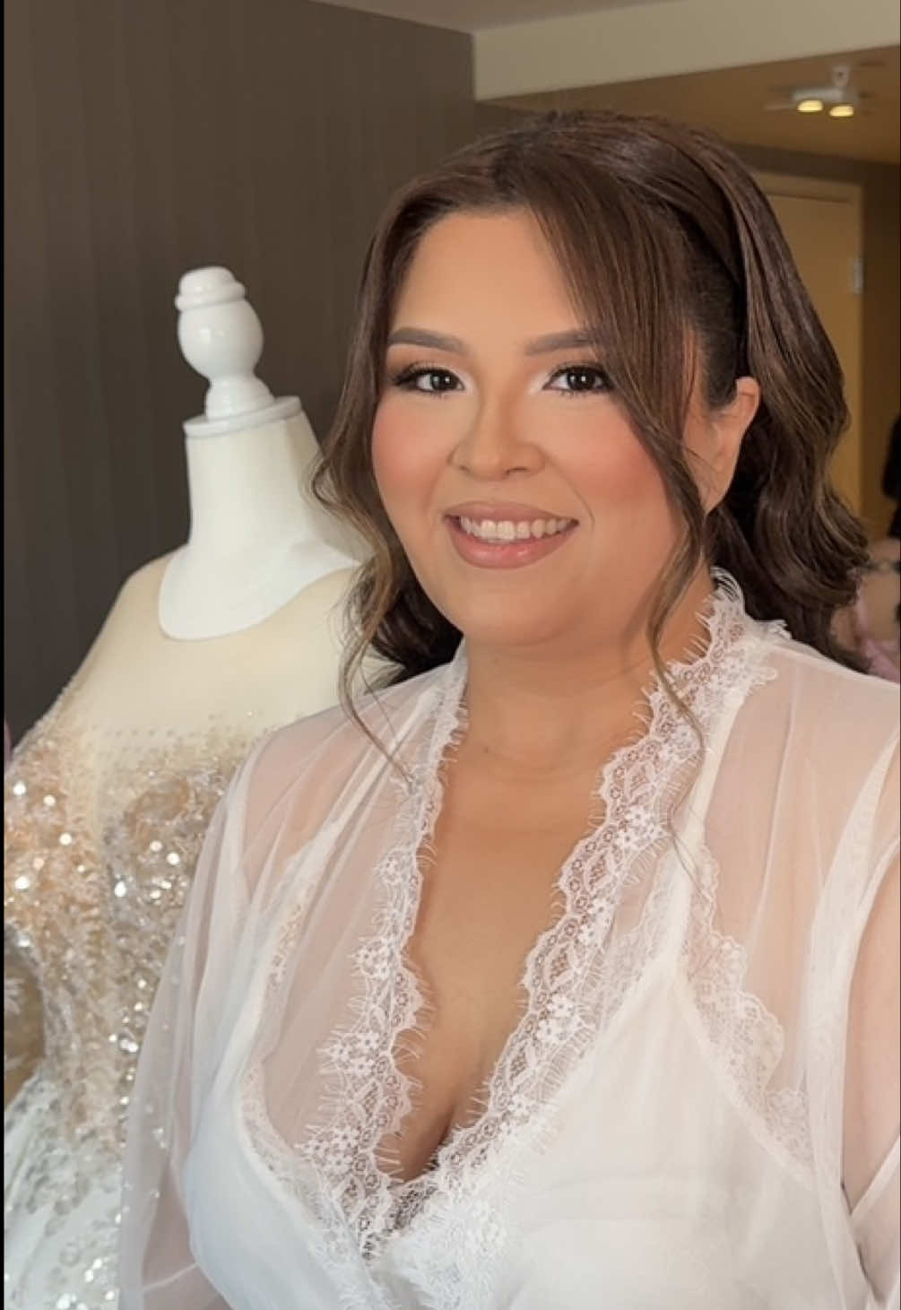 There was a storm of last-minute chaos — bouquets, bridal party getting dressed, people everywhere — and just 5 minutes before she had to walk out the door. But while everyone was running around, I stayed focused on her.  Veil placed, bouquet in hand, picture-perfect. Because no matter what’s going on, my bride walks out looking flawless. #AmazingBeautyArtistry #BridalGlam #WeddingDayCalm #BehindTheScenes  @Lau 