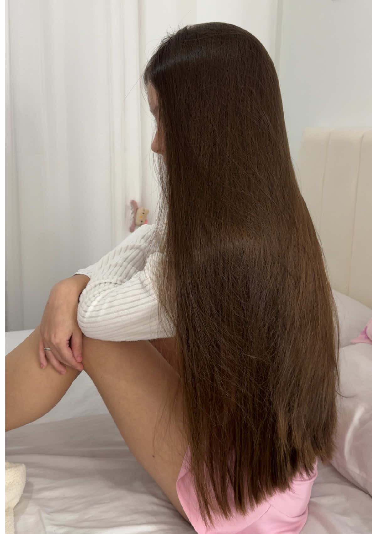 Hair Care | Dia de Lavar o Hair 🫧🌸  Girls, sabiam que é importante o uso do shampoo no comprimento pelo menos de 10-10 dias quando for fazer um tratamento e quiser que ele tenha um efeito mais eficiente? Nos acostumamos com o pré-shampoo em todas as lavagens e muitos na internet “dem0nizaram” usar a espuma do shampoo para limpar as pontas: mas é necessário! Nosso cabelo acumula RESÍDUOS de óleos, máscaras, cremes, tônicos e isso pode deixar ele pesado, rígido, quebradiço ou até mesmo sem brilho ✨  Então lembre-se: altere entre as lavagens e limpe cuidadosamente o comprimento com shampoo, depois faça uma nutrição potente, o resultado é cabelo soltinho, com a elasticidade regulada e realmente livre de resíduos 💗🫶🏻 #haircare #cabeloliso #rotinacapilar #explore 