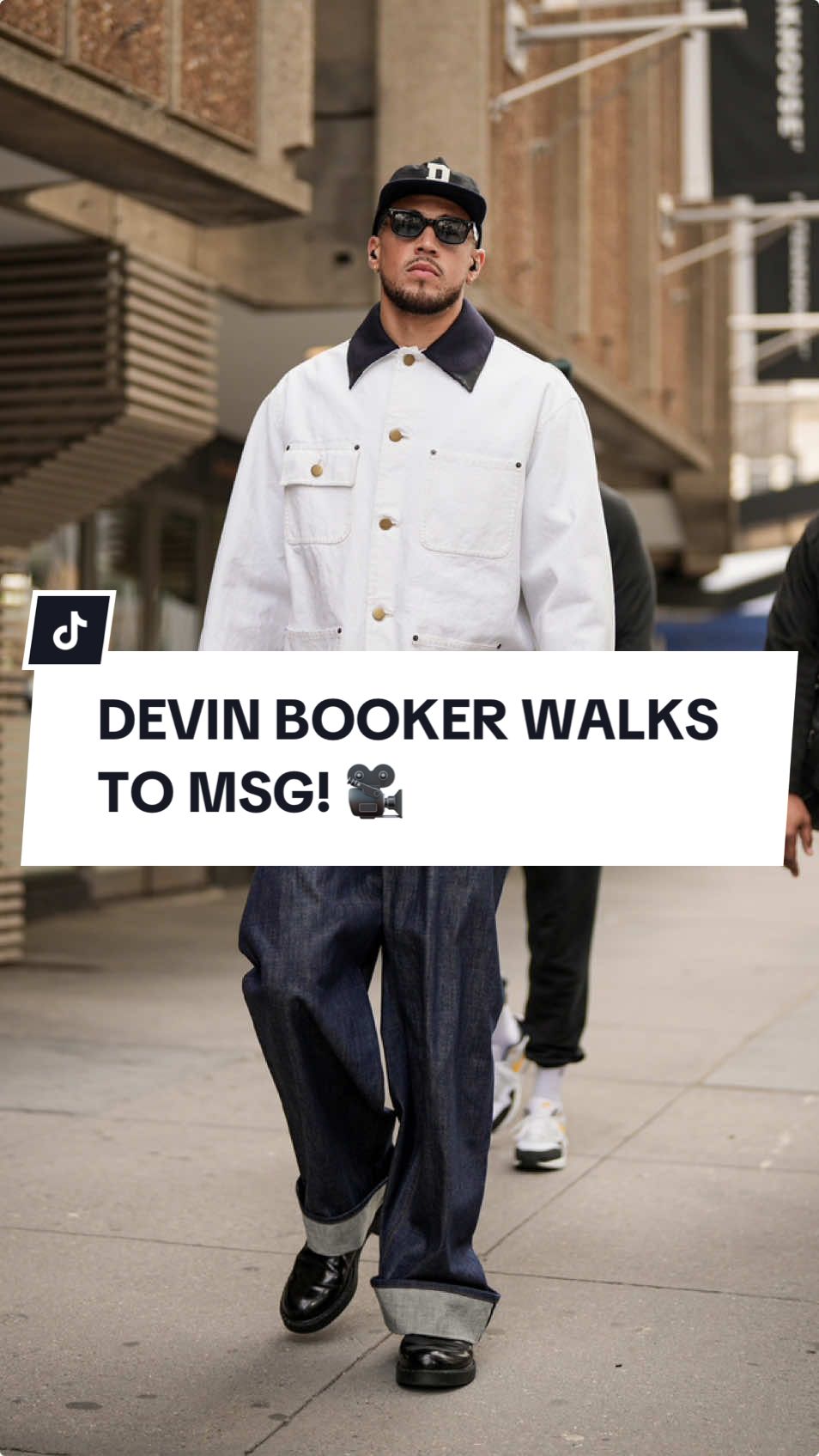 Devin Booker walking through NYC to MSG to play the knicks ! 🎥🔥 #nyc #NBA #devinbooker #phoenix #suns #knicks #celebrity #photography #fashion 