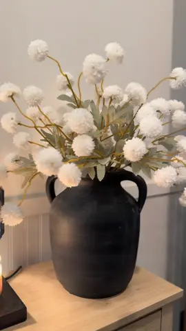 How beautiful are these?? So realistic and the perfect spring floral refresh for any space in your home ✨😍#floralarrangements #flowers #floraldecor #homedecor #springhomedecor #fauxflowers #artificialflowers #springdecor #beautifulhome #aesthetichome 