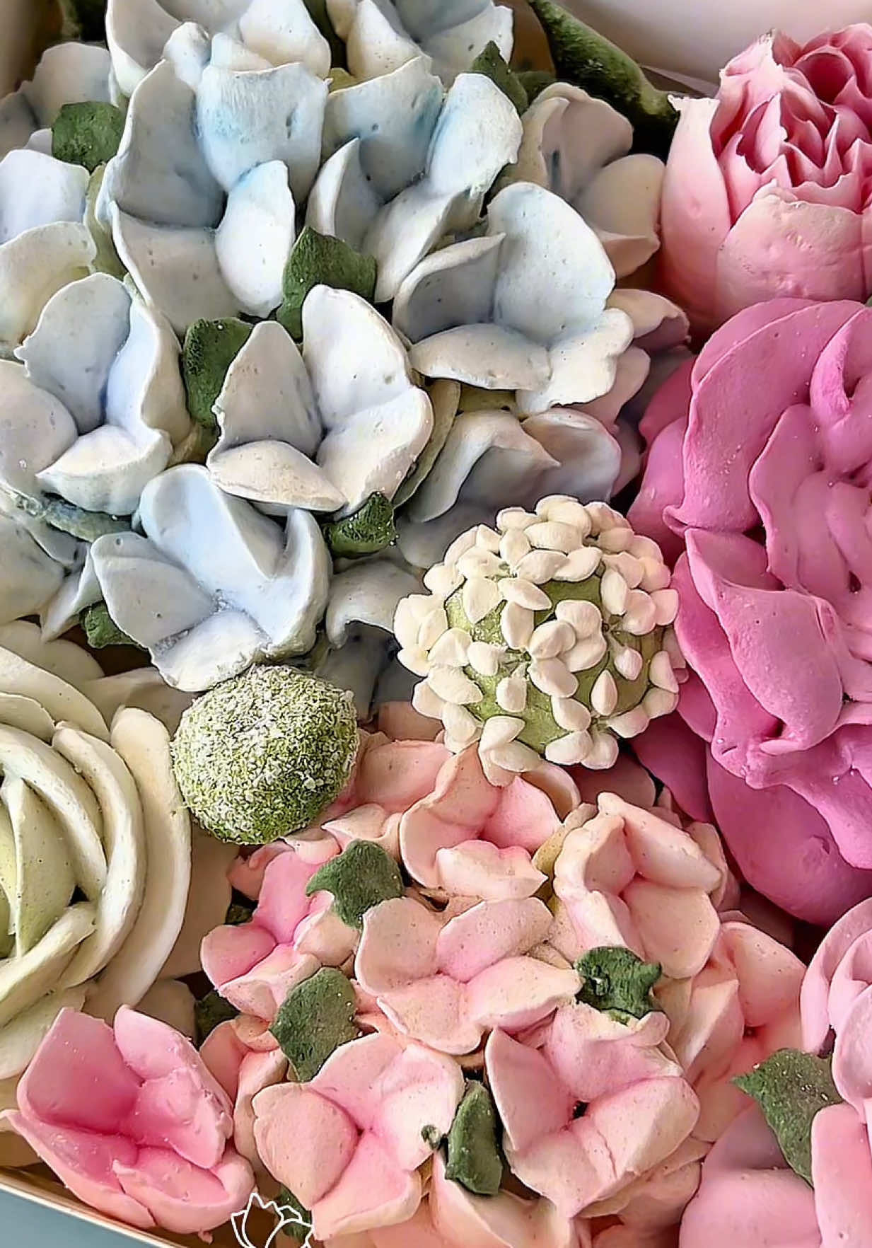 Gift box with marshmallow flowers 🌸 You can learn how to make these delicious gifts in my online course Marshmallow Flowers 101