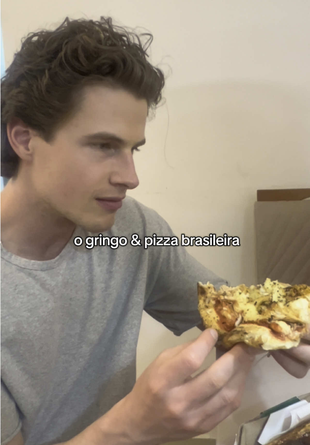 gringo 🤝🏽 pizza de frango com requeijão #viagem #brasil #gringoylatina #férias 