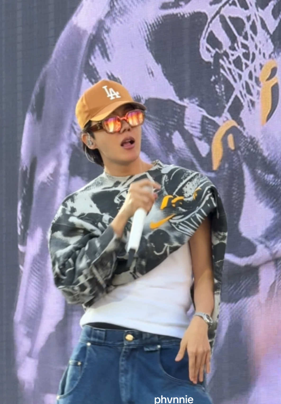hobi for soundcheck la day 2 😩😩😩😩😩😩😩  #jhope #jhope_bts #btsjhope #junghoseok #hopeonthestagetour #hopeonthestage #btsconcert #btsxarmy #bts #kpopfyp 