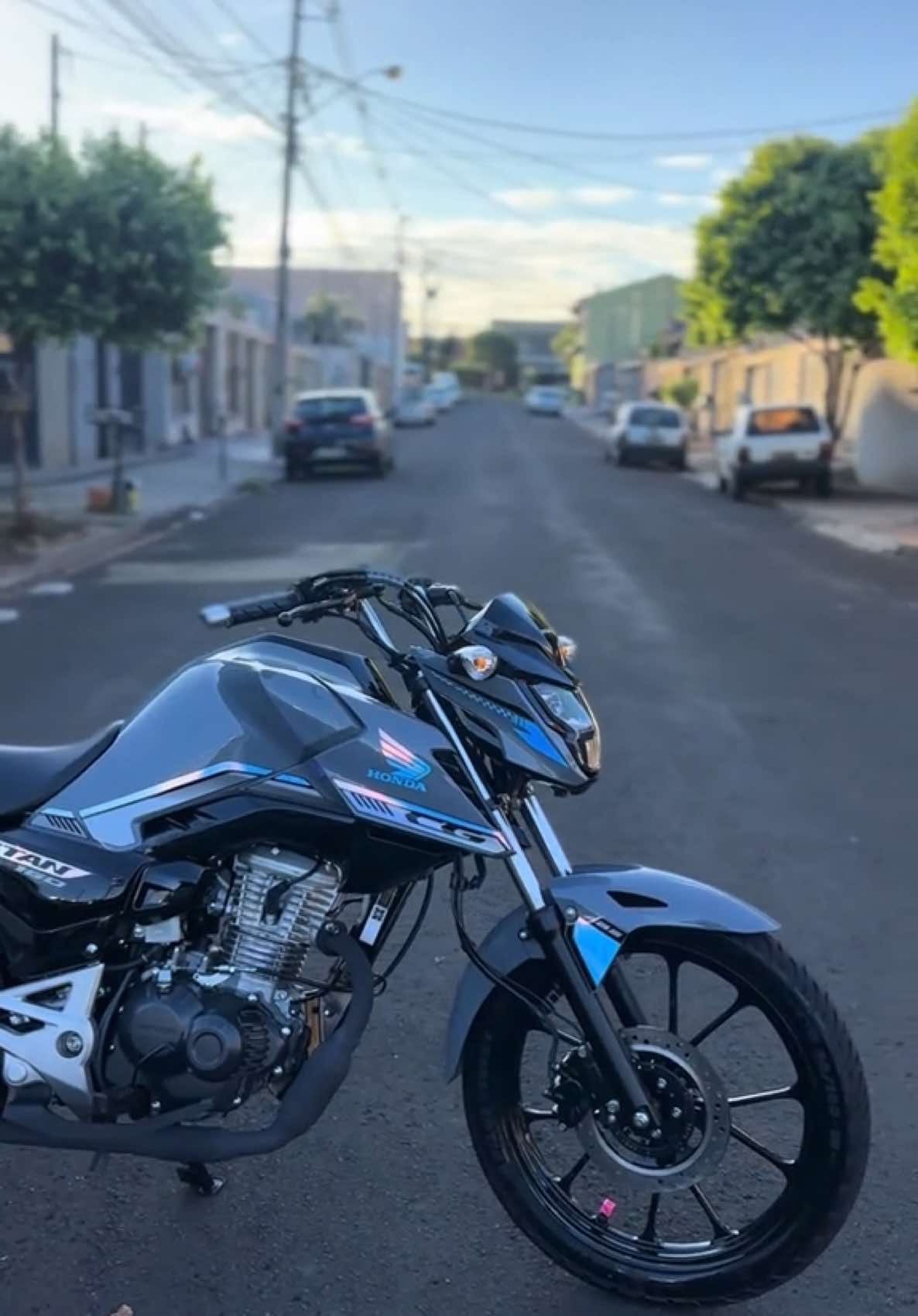 Eu conseguiu!!❤️😍🔥🚀 . . . . . . . #meninademoto❤❤ #moto #0km #sonho #sonhorealizado #motodosonho😍 #kalasmoto #menina #titan #sonhos #160titan #honda2025 #adesivos #nardogrey #cinza #160montadinha🚀🙅🏻‍♂️ #personalizado #honda 