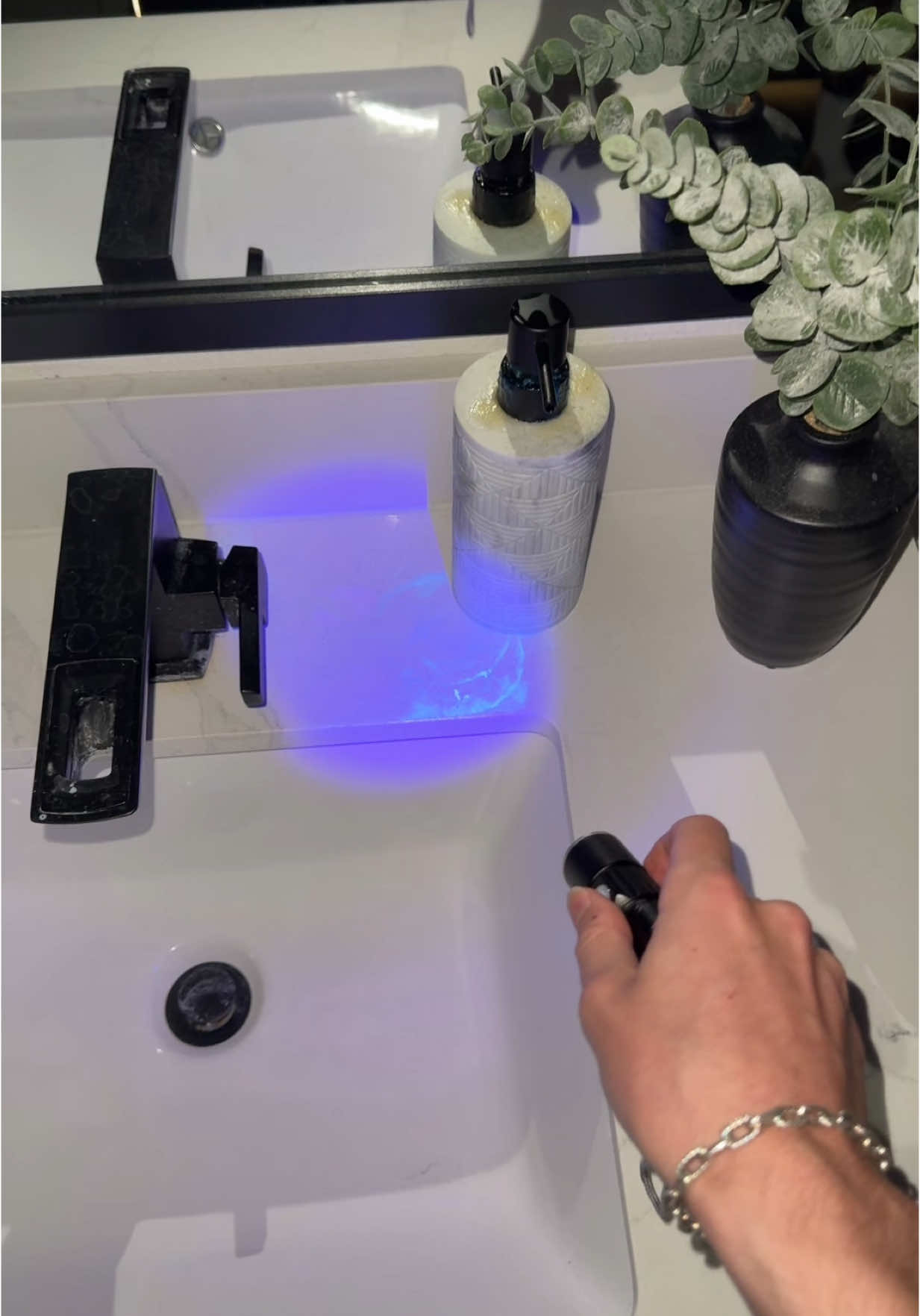 You won’t believe what a UV light shows that you can’t see #uvlight #uv #LifeHack #fyp 