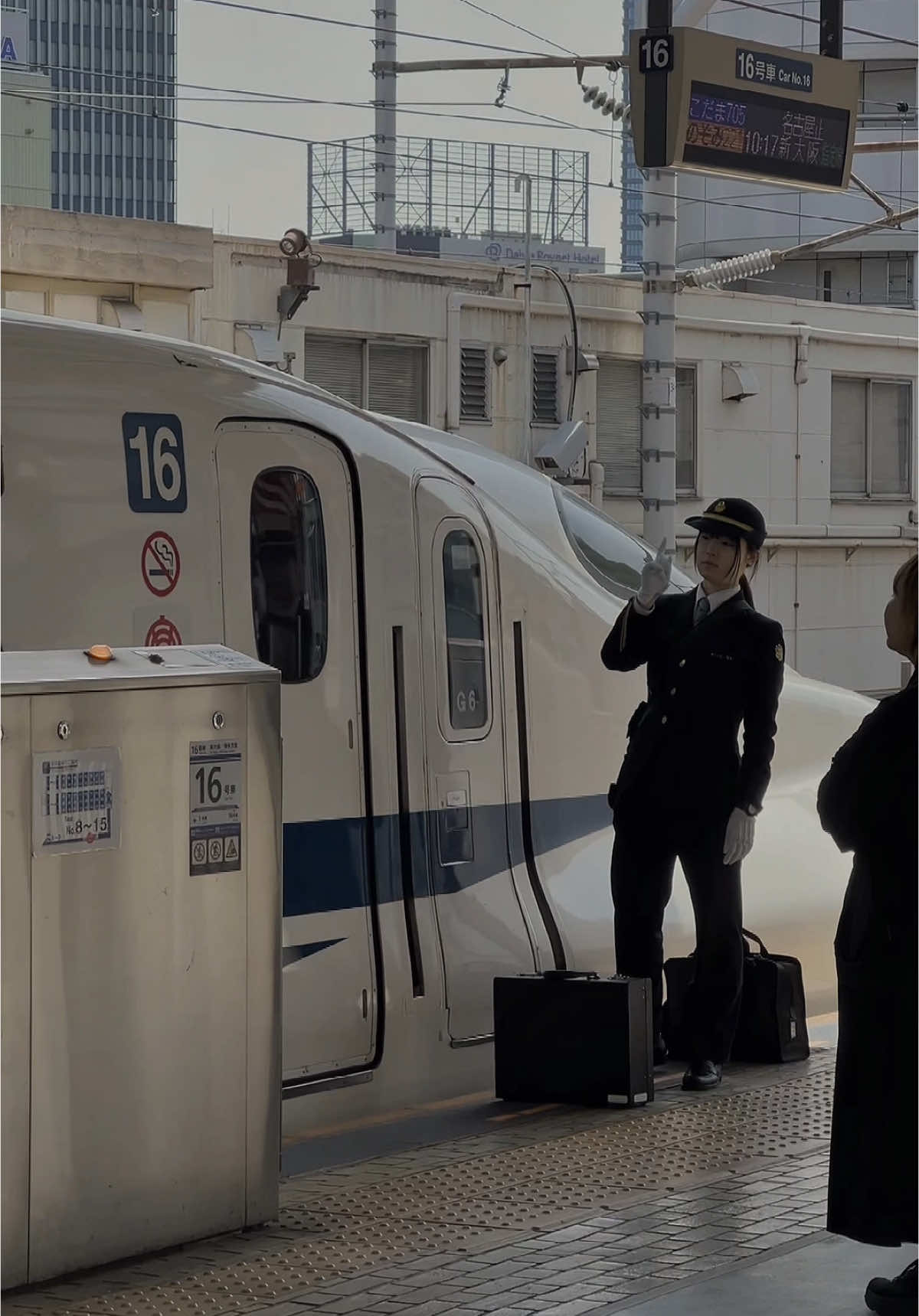Pesona Masinis Shinkansen Negri sakura outfitnya gak pernah gagal😍 #kenshuseijapan🇮🇩🇯🇵🎌 #kensusei🇮🇩🇯🇵 #kerjajepang #magangjepang #kensuseijapan🇮🇩🇯🇵 #kerjajepang🇮🇩🇯🇵 #japanvibes #pedesaan #aesthetic #masinis #keretaapiindonesia 