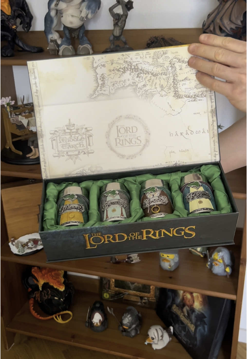 Set Bicchierini Hobbit Porta un tocco della Terra di Mezzo a casa tua con questo set di bicchierini ufficiali Il Signore degli Anelli di Nemesis Now. Realizzati in resina e dipinti a mano, ogni bicchierino raffigura simboli e luoghi iconici della saga, con inserto in acciaio inox per un uso pratico. Perfetti per collezionisti e fan della trilogia, sono ideali per un brindisi… degno di un Re di Gondor! Grazie a tutti per sostenerci e condividere, per migliorare sempre di più i contenuti  📸📽️🫶🥹 #nemesisnow #collection #lordoftherings #ilsignoredeglianelli #collector #middleearth #hobbit #frodo #samwisegamgee #pippin #merrybrandybuck #collezione #shire #fantasy #BookTok #tolkien 
