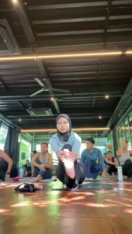 back at the studiooooo🌅🌅🌅🌷🌷 #yogatok 