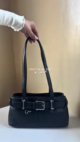 What’s in my new black bag? .𖥔 ݁ ˖🦢˚. ᵎᵎ #blackbag #bag #leacat #bagrecommendation 