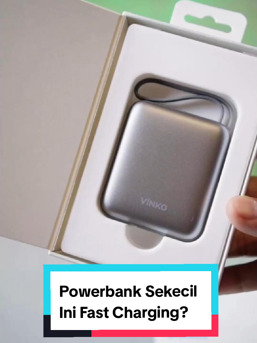 Powerbank 10.000 mAH fast charging dari Vinko. Ukurannya kecil banget jadi enak buat dibawa², bisa dikantongin atau masuk tas kecil. Powerbank ini bisa untuk HP Android maupun iPhone..Sudah dilengkapi 2 kabel bawaan USB type C dan lightning untuk iPhone 14 kebawah. #powerbank #powerbankmini #powerbankfastcharging #vinko 