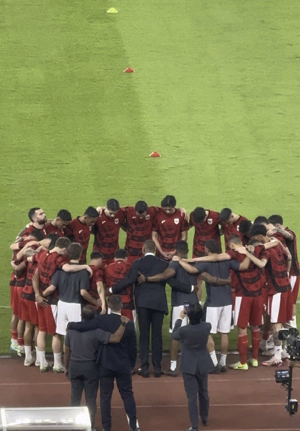 “Look who we are, we are the dreamers. We make it happen, 'cause we believe it” #timnas #timnasindonesia #jayidzes #justinhubner #rizkyridho #kevindiks #calvinverdonk #thomhaye #joeypelupessy #ragnaroratmangoen #marteenpaes 