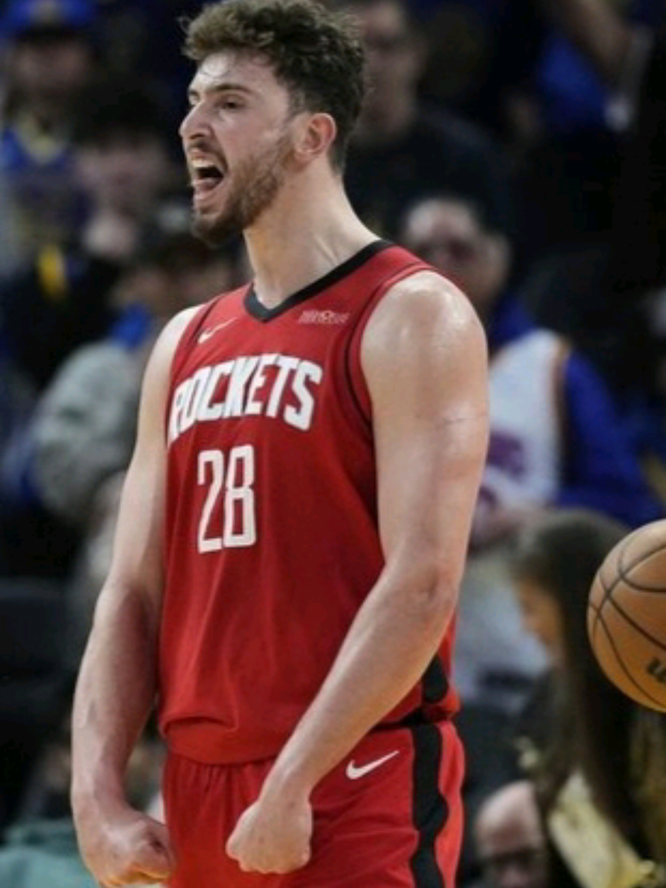 Houston Rockets önce OKC’yi, şimdi de Golden State Warriors’ı 106-96 yeniyor! Alperen Şengün 19 sayı, 14 ribaund, 4 asist ile sahada yüreğini koydu! Şut yüzdesi 7/17 ama mücadelesi galibiyeti getirdi! Sırada en zorlu rakipler: Clippers, Lakers, Nuggets! Rockets playoff yolunda ciddi ciddi iddialı! Houston Rockets are on fire! After beating OKC, they now take down the Warriors 106-96! Alperen Şengün drops 19 pts, 14 rebounds, 4 assists — fighting hard despite 7/17 shooting! Next up: Clippers, Lakers, Nuggets! Rockets are seriously making noise in the playoff race! #HoustonRockets #AlperenŞengün #NBA #RocketsWin #ClutchCity #ŞengünEffect #NBATok #BasketballHighlights #TikTokSports#viral #FYP #fy 