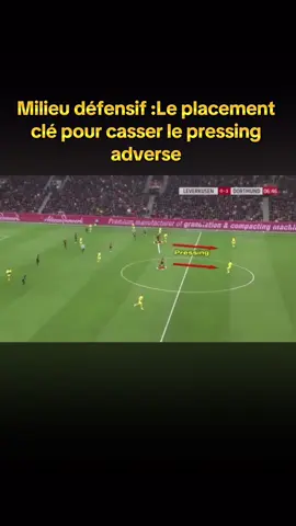 Le placement du 6, c’est la clé pour casser un pressing. Quand une équipe presse haut, elle cherche à couper les lignes de passe et forcer l’erreur. C’est là que le milieu défensif entre en jeu. S’il se rend disponible entre les lignes, se démarque intelligemment ou se place dans le dos des premiers rideaux, il devient une option de secours pour les défenseurs. Mieux encore : quand le 6 se positionne dans l’axe, il attire des adversaires… et libère des espaces pour ses coéquipiers. Un bon 6 voit avant les autres, anticipe le pressing, oriente le jeu et relance proprement. C’est pas juste un récupérateur : c’est le cœur du jeu. S’il est bien placé, le pressing adverse devient inoffensif.#football #tactique #milieu #milieudefensif #coaching 