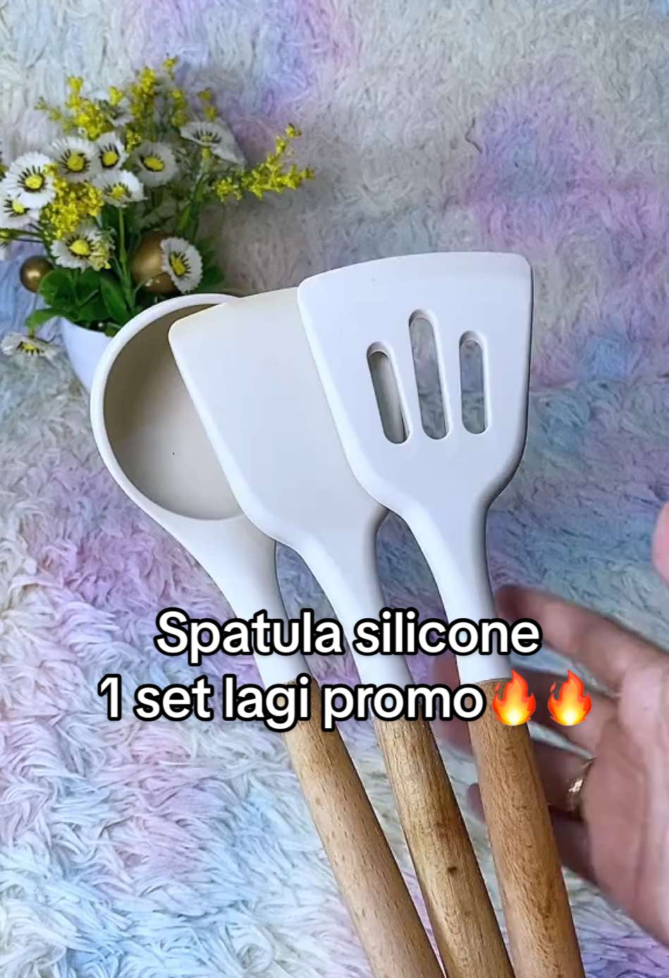 Promo spatula silicone satu set isi 3pcs Tahan panas anti meleleh Udh BPA free dan udh food gread jadi aman buat di gunain, gagang nya dari bahan kayu jadi memberi kesan mewah dan estetik  Bunda yg mau samaan buruan co di keranjang kuning aku ya #spatula #spatulasilicon #spatulaset #spatulamurah 