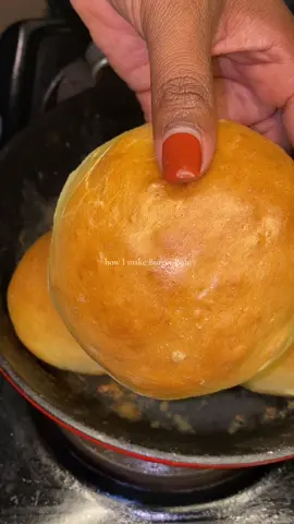 How I make my gloss and non glass buns. #bun #burgerbunrecipe #burgerbunrecipesouthafrica #glossbun #milkwash 