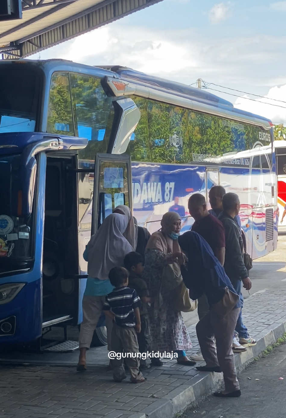 Selamat kembali ke perantauan dulurrr, hati-hati di jalan, semoga lancar dalam perjalanan.  Suasana di Terminal Tipe A Dhaksinarga Wonosari, Gunungkidul di hari terakhir libur lebaran 2025, Senin (7/4/2025).  #gunungkidulaja #gunungkidul #mudiklebaran 