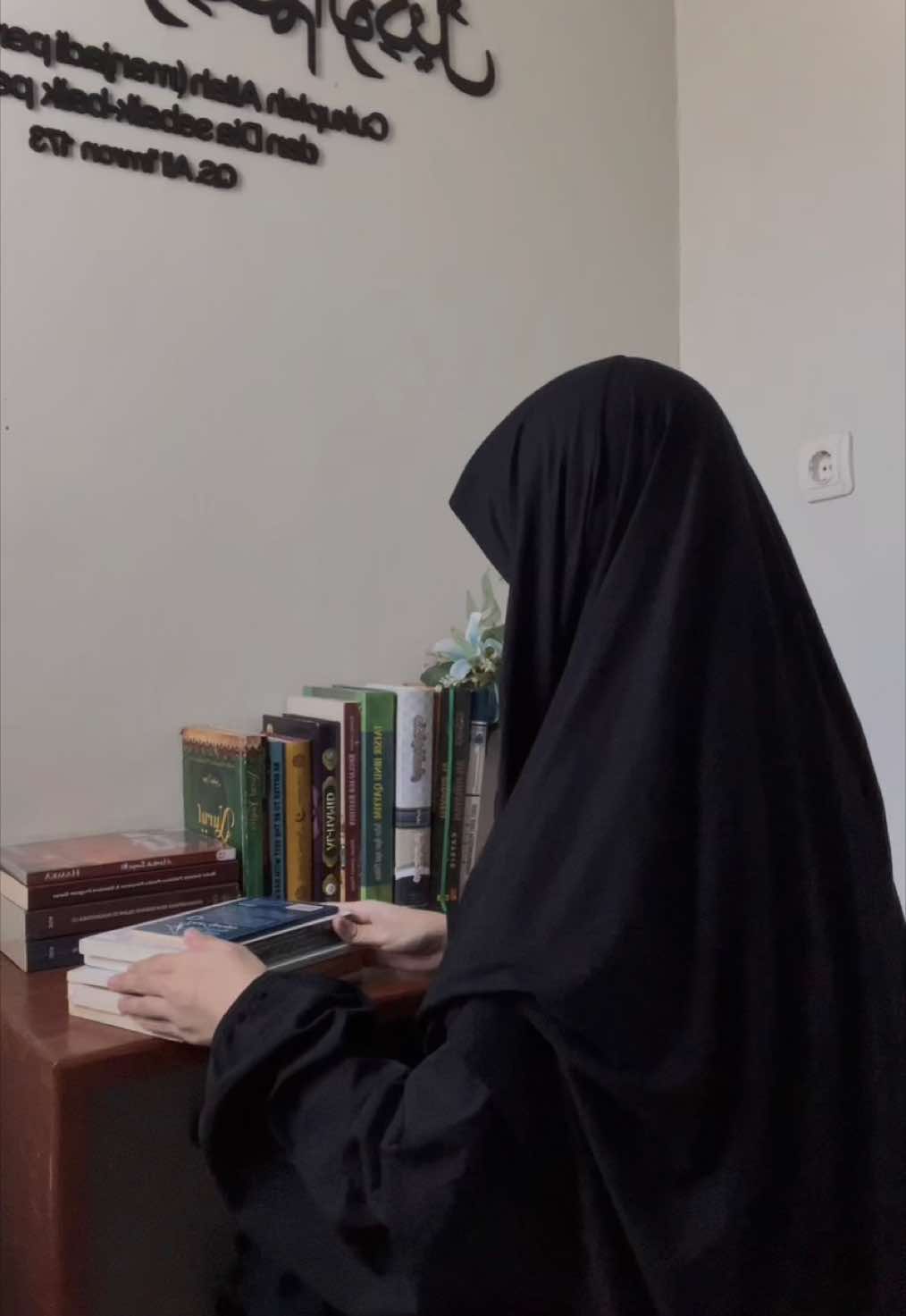'di antara baiknya islam seseorang adalah meninggalkan yg tidak bermanfaat baginya' semoga kita bisa selalu menerapkan salah satu hadist ini ,  mungkin tidak terbiasa dan susah tapi kita belajar mencoba perlahan utk menghilangkan hal hal yg tidak bermanfaat 🌷 #barakallahufikum 