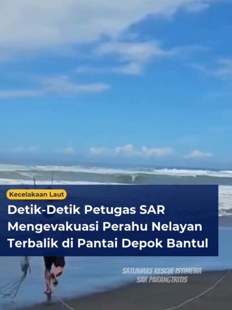 Detik-Detik Petugas SAR Mengevakuasi Perahu Nelayan Terbalik di Pantai Depok Bantul Sebuah perahu nelayan terbalik di kawasan Pantai Depok, Bantul setelah dihantam gelombang, pada Senin (7/4/2025).  Beruntung, tidak ada korban jiwa dalam peristiwa ini. Terbaliknya perahu nelayan cepat diketahui oleh petugas Satlinmas Rescue Istimewa (SAR Parangtritis) karena saat itu petugas sedang menyisir kawasan pantai dalam upaya pencarian korban laka laut yang terjadipada Jumat (4/2/2025) lalu.  Petugas yang melihat kejadian tersebut bergegas memberikan bantuan dengan berenang membawa tali yang kemudian diikatkan ke perahu untuk ditarik ke tepian. Tidak ada korban jiwa dalam kejadian ini, namun alat alat dan perahu milik korban banyak rusak. Video: Dok. SAR Parangtritis #harianjogja  #kabarjogja  #beritajogja  #kecelakaanlaut  #kapalterbalik  #pantaidepok  #pantaiparangtritis  #SARParangtritis 