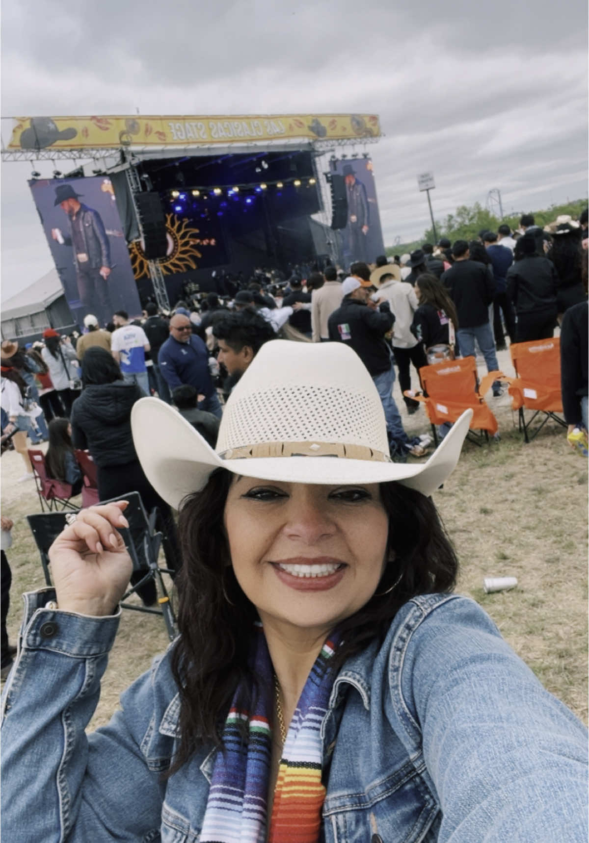Besame Mucho aka: Mexican Cochela 💋 #austintx #cota #besamemucho #carinleon #duelo #losinquietosdelnorte #besamemucho 