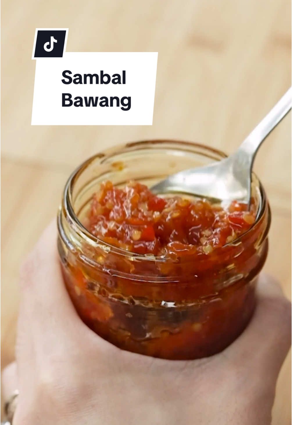 Resep Sambal Bawang (untuk 3-4 porsi) Bahan: 100 gr bawang merah 150 gr cabai rawit merah 200 ml minyak 3 lembar daun jeruk 50 ml air ½ sdt MSG 1 sdt garam 1 sdt kaldu jamur 1 sdt gula pasir Pelengkap: nasi putih tahu telur ceplok Cara membuat: 1. Di dalam food chopper masukkan cabai rawit merah, haluskan sesaat dan sisihkan kemudian masukkan bawang merah ke dalam food chopper, haluskan hingga halus 2. Panaskan minyak, masukkan bawang merah, cabai rawit dan daun jeruk, tumis di api sedang besar hingga wangi kemudian masukkan garam, kaldu jamur, MSG, gula pasir dan air, kecilkan api dan masak hingga sedikit kering 3. Sambal bawang siap disajikan