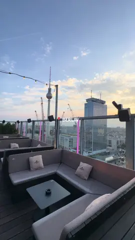 Rooftop season 🤭 #berlin #dachterrasse #club #rooftop #weekend #weekendclubberlin #vibe 