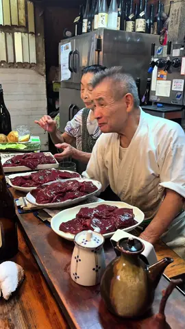 東京屈指の馬刺し、もつ焼き レバ焼きが食べられる名店もつ焼きまるい！ 【押上　もつ焼きまるい】 馬刺し　2,580円 タン　480円2本 かしら　500円2本 牛レバタレ焼き　1,380円 白　680円 ガツ刺し　780円 言わずとしれた予約困難店のお店 今までの馬刺しやもつ焼きの概念を変えてくれる 注文は一度きり 二度目も可能な時はあるが、一度でなるべく注文すること 絶対に食べるべき馬刺しは分厚いのにめちゃくちゃ柔らかい 臭みがなく、こんなに馬肉って美味いのかと驚かされる レバーたれ焼きも必ず頼んでほしい 焼いてるがパサつきがなく、とてもしっとり 秘伝のタレが絶妙 他にも白、タン、にんにくホイル焼き、牛煮込みなどを注文！ 漬物はなんとぬか床200年のものを使ってるらしい 大将がとても気さくでギャグ好き カウンターで話しながら食べるのがよい この間行った時はいなかったから、体調悪かったのかな、、心配 奥さんと息子さんもいるんだけど、お二人だけだと少し接客ドライに感じるかも 少人数でたくさんのお客さんの注文を捌くから時間に余裕を持って、わくわくしながら楽しもう！ ごちそうさまでした🐺 🚃押上駅　徒歩7分 💺30席 📍 東京都墨田区業平3-1-1  ⏰ 月・火・水・木・金・土 17:00 - 22:00 定休日:日 The restaurant is a hard place to make reservations in Tokyo, and  it will change your concept of what you think of horse sashimi and morotsuyaki. The sauce is exquisite! The owner is very kind, so please sit at the counter and try the pickles 📍Motsuyaki Marui #東京グルメ#japanesefood #tiktokfood