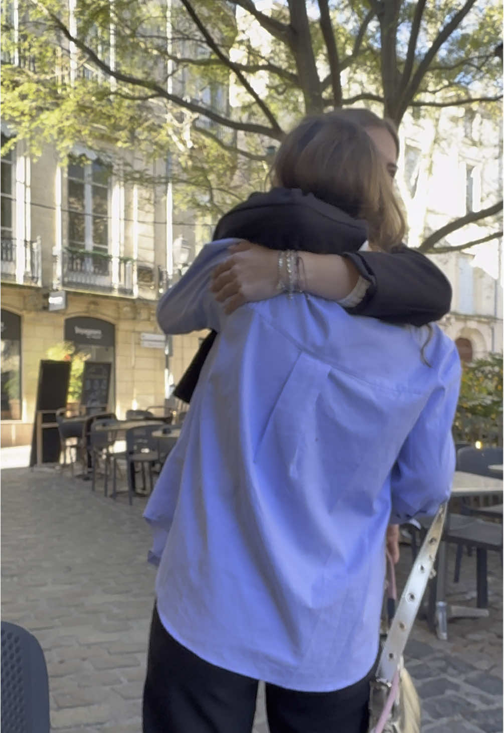 Tu fais la surprise à ta meilleure amie, que tu n’as pas vu depuis un an 🥹 #surprisevisit #bestfriend  @Lindxx.m 