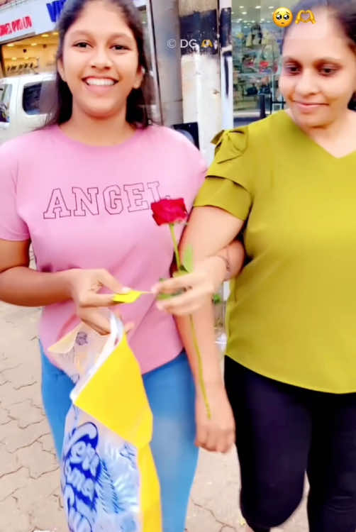 දුව සතුටු වෙනවා දැකලා සතුටු වෙන අම්මා කෙනෙක් 🥺🤍 #fypage #millionviews #deshgunawardanadg #ytshorts #public #shorts