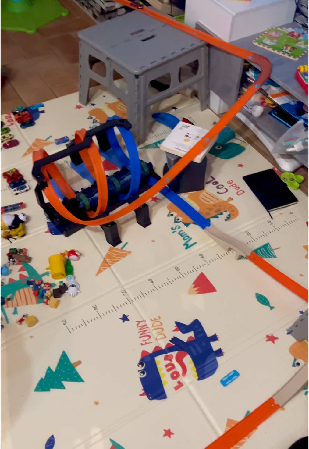 Track builder #Hotwheels #hotwheelschallenge #corse #corsehotwheels #familytime #FamilyFun #autism #giochi #giochiinfamiglia #specialneed #adventure #autodacorsa #Nathan #autismoinfamiglia 