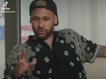 NEYMAR DE BATMAN NA VILA! O craque fez uma visita surpresa ao vestiário do Santos antes do jogo contra o Bahia, vestindo uma blusa do Batman para dar apoio moral aos jogadores. Apesar da expectativa dos torcedores, ele foi embora antes da bola rolar. O Peixe empatou em 2 a 2 e segue sem vencer no Brasileirão. #Neymar #SantosFC #Batman #FutebolBrasileiro #Choquei #Viral #TikTokNews #NotíciaDoDia #VilaBelmiro