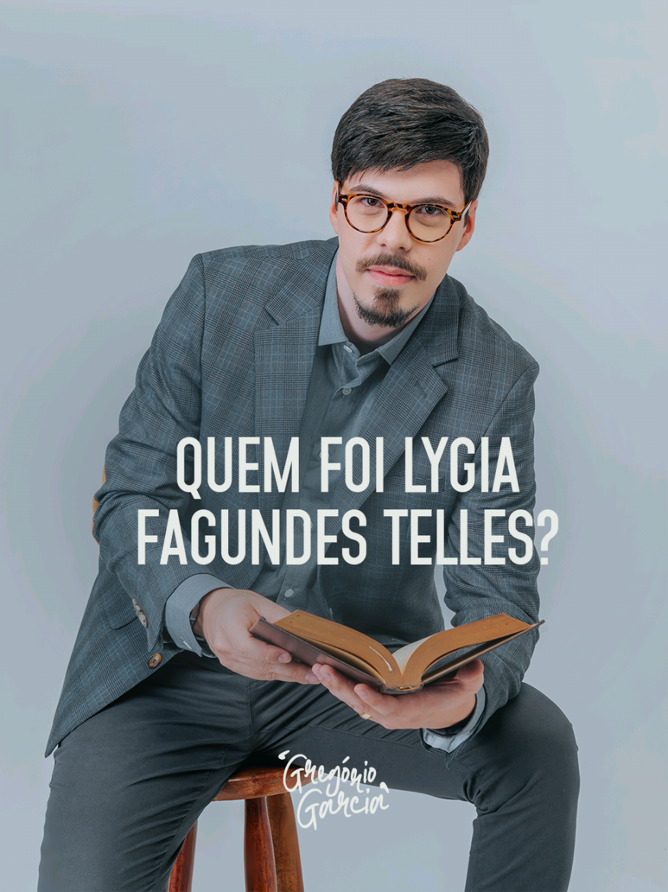 🎥📚 No reel de hoje, vamos explorar a vida e obra de uma das grandes damas da literatura brasileira: Lygia Fagundes Telles. 🖋️ Nascida em São Paulo, em 1923, Lygia Fagundes Telles se destacou como uma das mais importantes escritoras de sua geração. Com uma carreira literária que abrange mais de sete décadas, suas obras são conhecidas pela profundidade psicológica e pela sutileza com que abordam temas complexos, como a condição feminina, a passagem do tempo, e os dilemas existenciais. 📖 Entre seus trabalhos mais célebres estão 