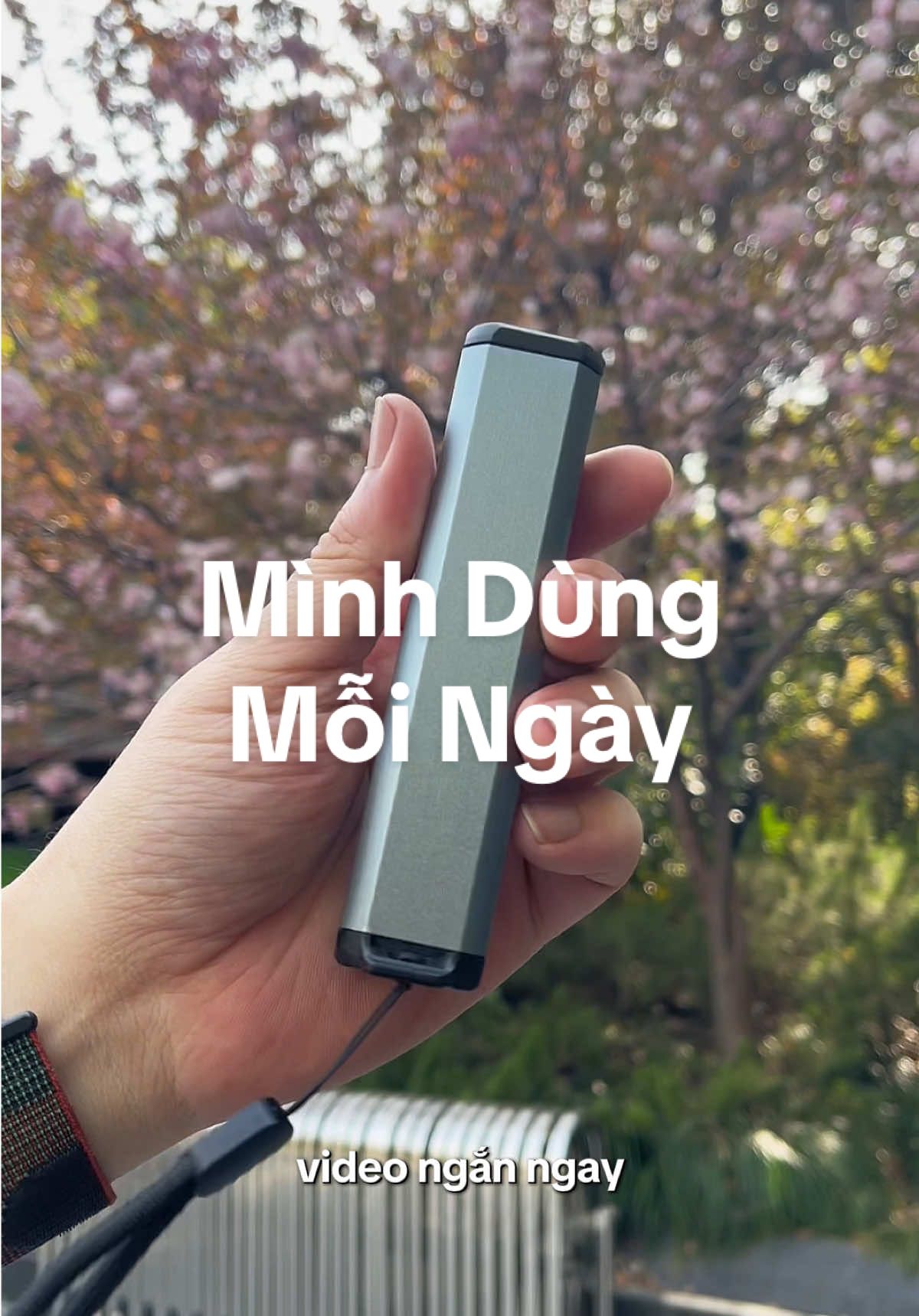 Chiếc giá đỡ điện thoại cho các bạn content creator hay quay một mình. Mình quay daily vlog bằng em này và cho ra những góc quay cực chill và hiện đại như trong các vlog của các bạn bên USUK #giadodienthoai #reviewchill #phukienchoContentCreator #song1minhnhungchat #tienichcuocsong #chillguyreview #phukienquayvlog #vloghocbai  #tiktokreviewoi  #dungcutiktok  