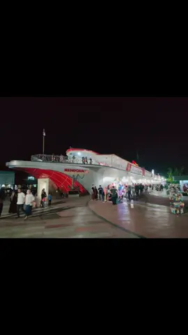 Liburan dulu bersama keluarga....Alun alun Kebumen sudah banyak perubahan ternyata 😊...ada kapal terdampar dari laut selatan didorong Nyi Roro Kidul 😅 #alunalunkebumen 